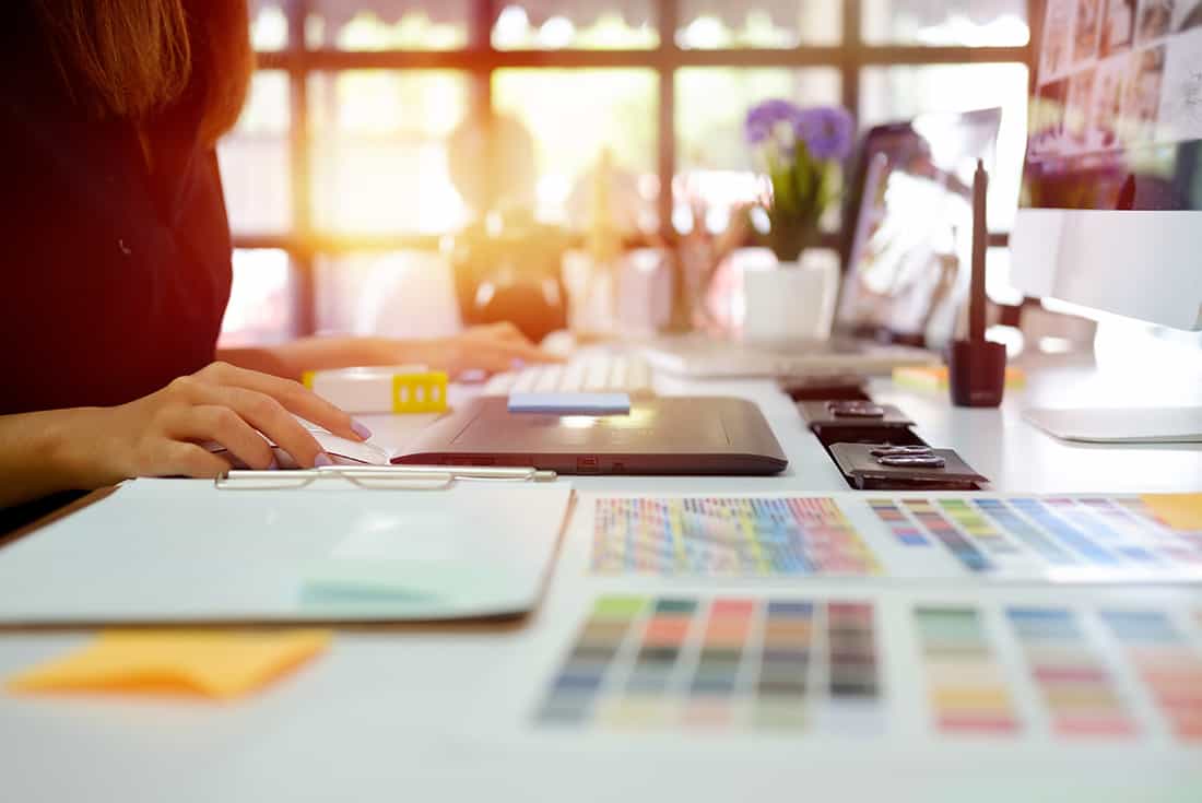 Arbeitsplatz mit Farbmustern und Entwürfen – Webdesign Agentur Rostock